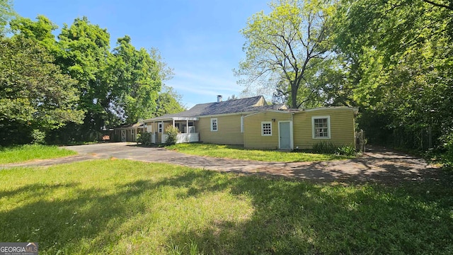 view of front of house featuring a front lawn