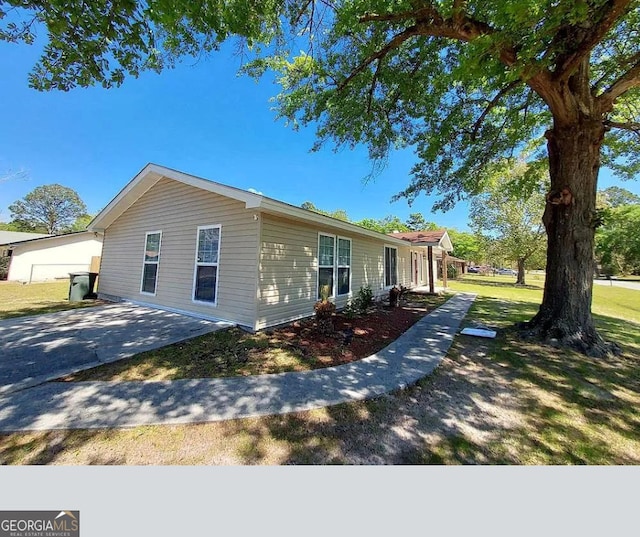 view of front of home with a front yard