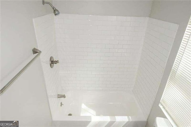 bathroom with tiled shower / bath