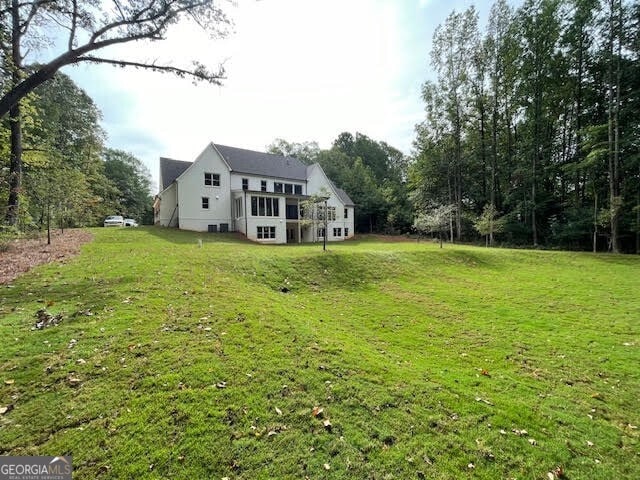 view of front facade with a front yard