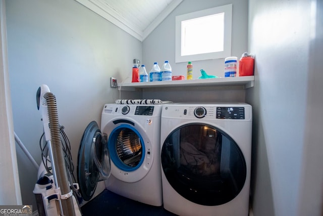 laundry room featuring crown molding and independent washer and dryer