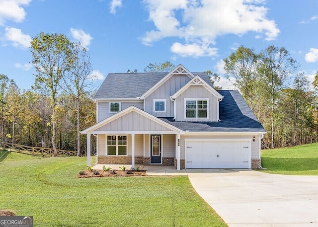 craftsman-style house featuring a front yard and covered porch