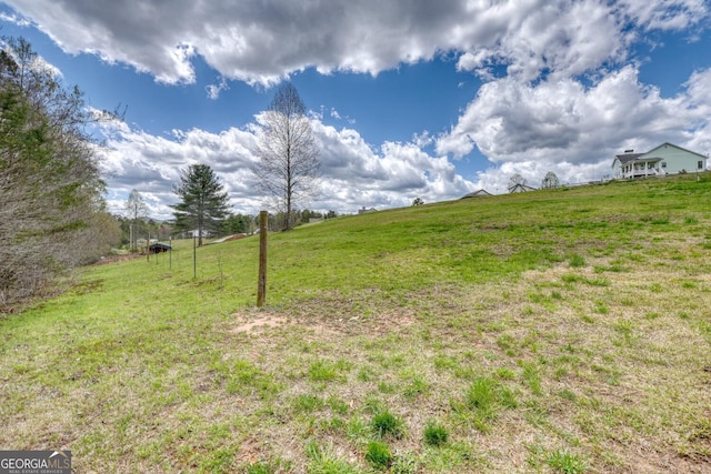 view of yard featuring a rural view