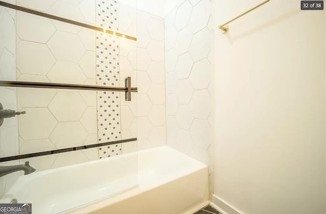 bathroom featuring tiled shower / bath combo