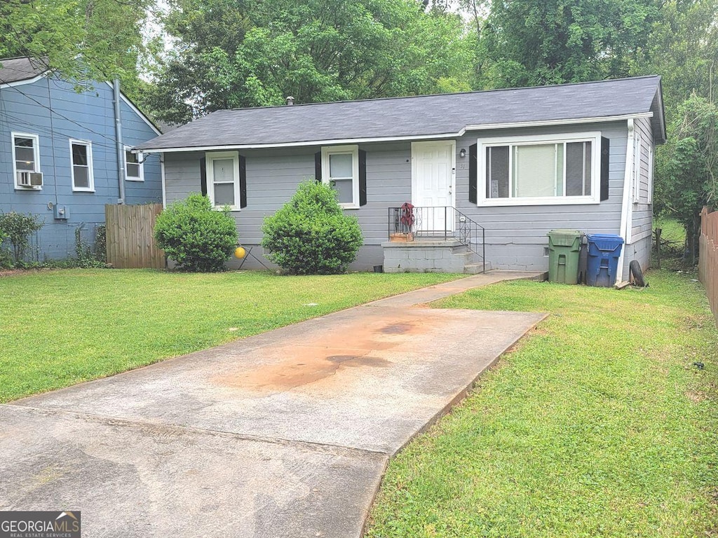 view of front of home featuring a front yard