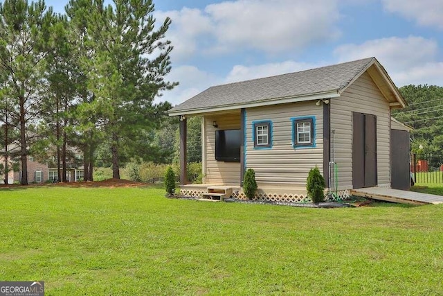 view of front of house with a front lawn