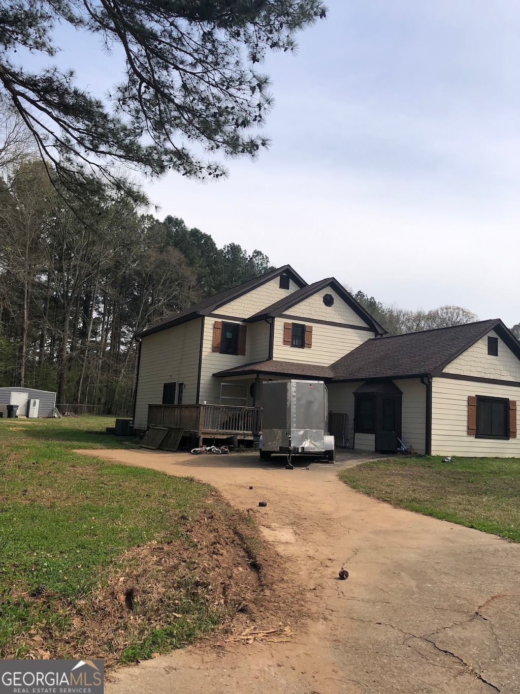 view of front of house with a front yard