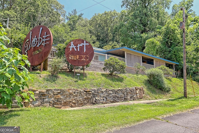 community sign featuring a yard