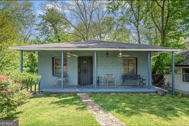 view of front of home featuring ceiling fan and a front lawn