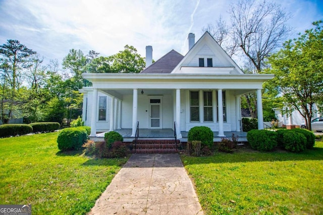 view of front facade featuring covered porch and a front lawn