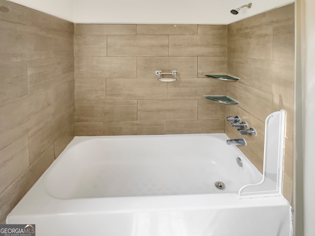 bathroom with tiled shower / bath combo