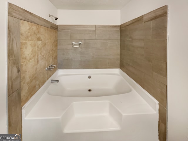 bathroom featuring tiled shower / bath