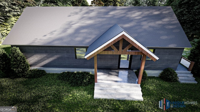 view of front of home featuring a front yard