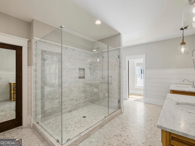 unfurnished room featuring a notable chandelier, light hardwood / wood-style floors, and ornamental molding