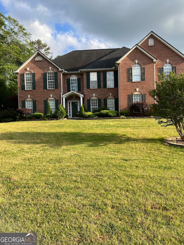 view of front of home featuring a front lawn