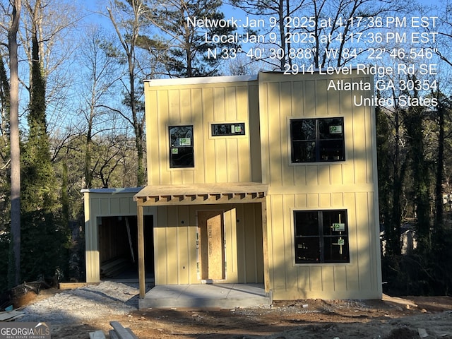 view of front facade with a carport