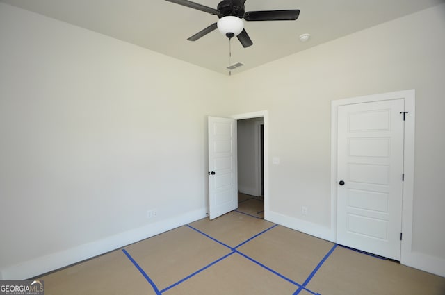 unfurnished bedroom with ceiling fan and a closet