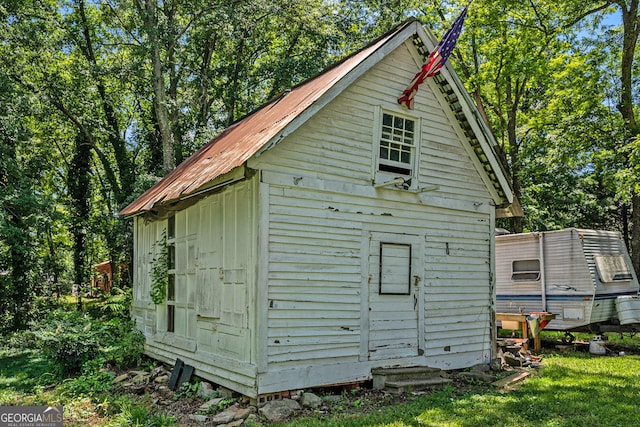 view of outbuilding featuring a yard