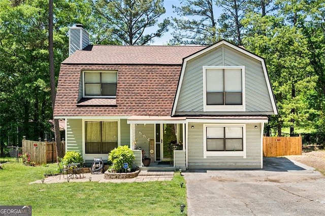 view of front of property featuring a front lawn