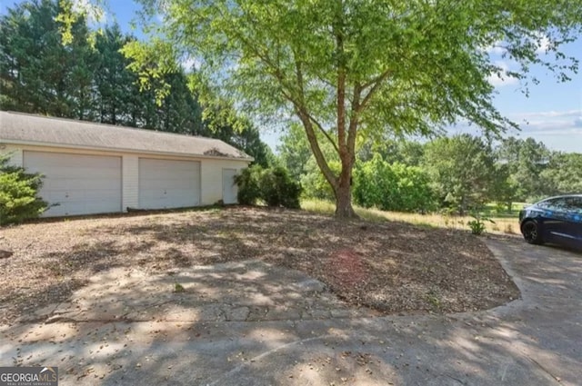 view of yard with a garage and an outdoor structure