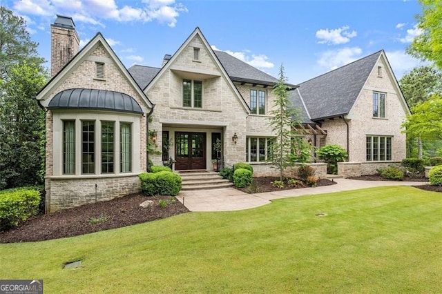 back of house featuring a lawn