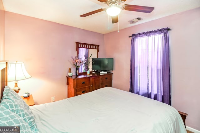 bedroom with ceiling fan