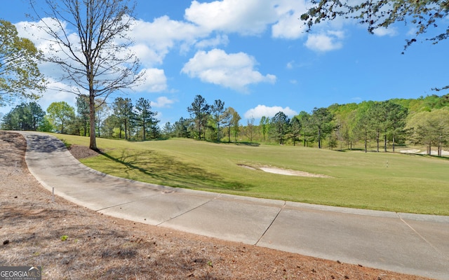 view of property's community featuring a lawn