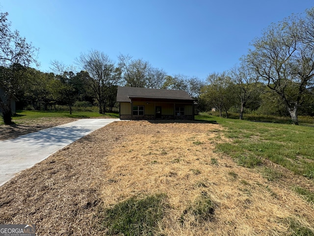 view of front facade featuring a front lawn