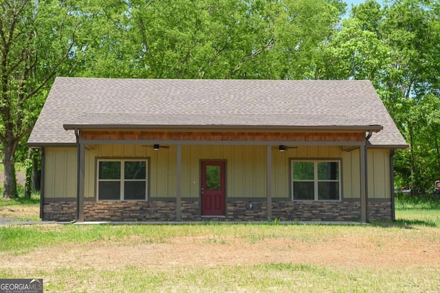 view of front facade with ceiling fan