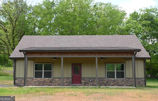 view of front of property with ceiling fan and covered porch