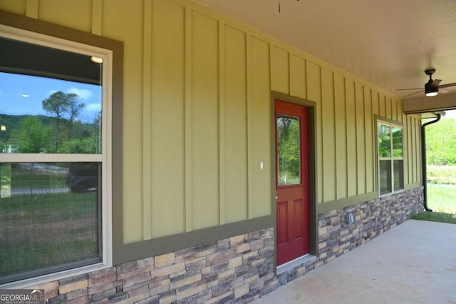 property entrance with ceiling fan