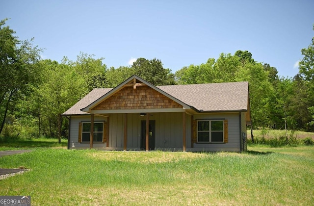 view of front facade with a front lawn