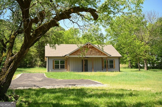 view of front of property featuring a front yard