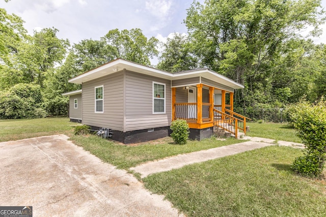 view of front of property featuring a front yard and a porch