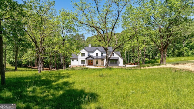 view of front of property featuring a front lawn