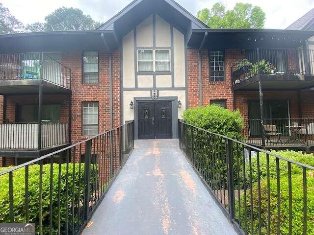 view of front of home featuring a balcony