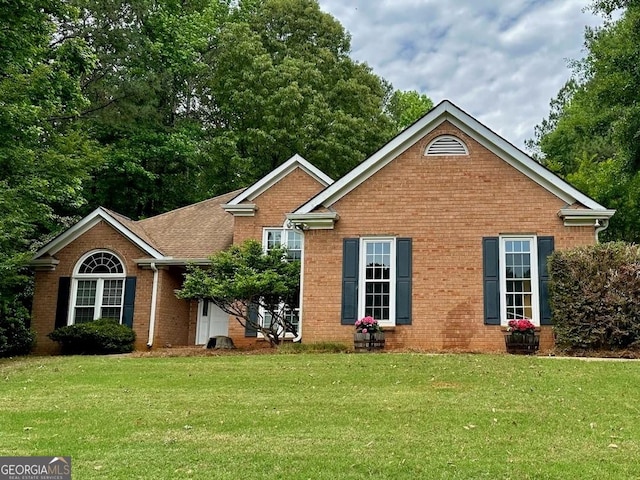 view of front facade featuring a front yard