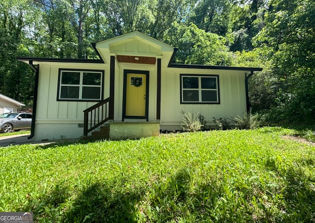 view of front of property featuring a front lawn