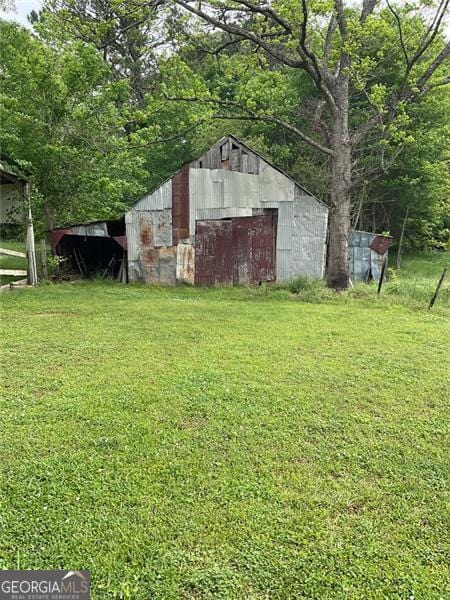 view of yard featuring an outdoor structure