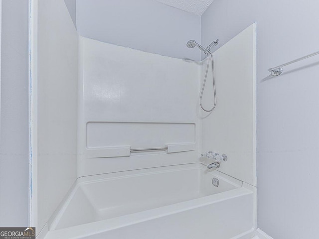 bathroom with tub / shower combination