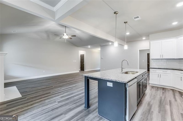 kitchen featuring ceiling fan, an island with sink, pendant lighting, sink, and hardwood / wood-style flooring