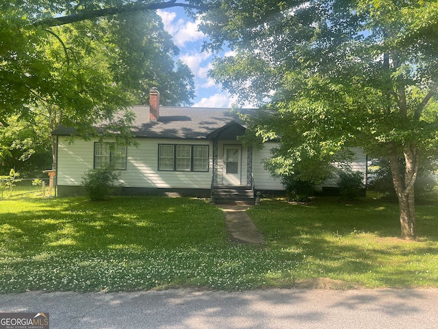 view of front facade with a front yard