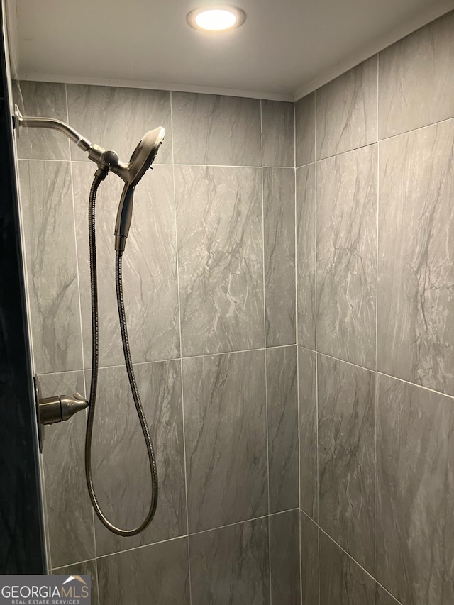 details with a tile shower