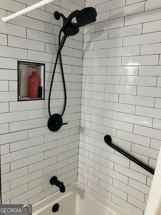 bathroom featuring tiled shower / bath combo