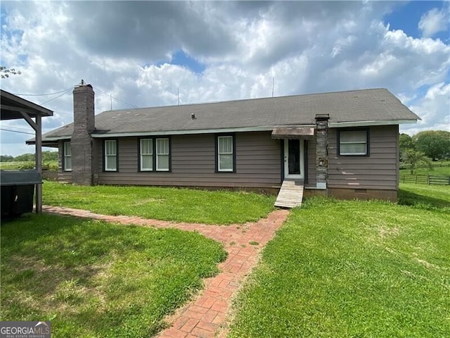 view of front of house featuring a front lawn