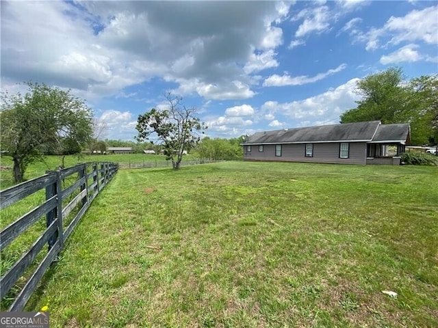 view of yard featuring a rural view