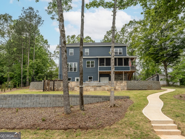 view of front of property featuring a front lawn