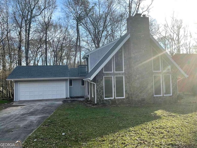 view of front of house featuring a front yard and a garage