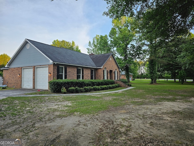 view of front facade featuring a front yard