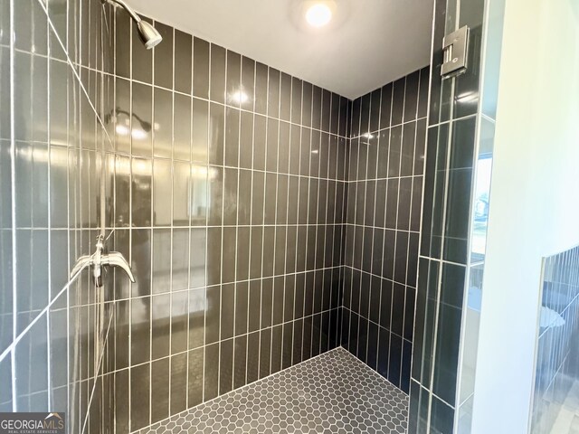 bathroom featuring tiled shower